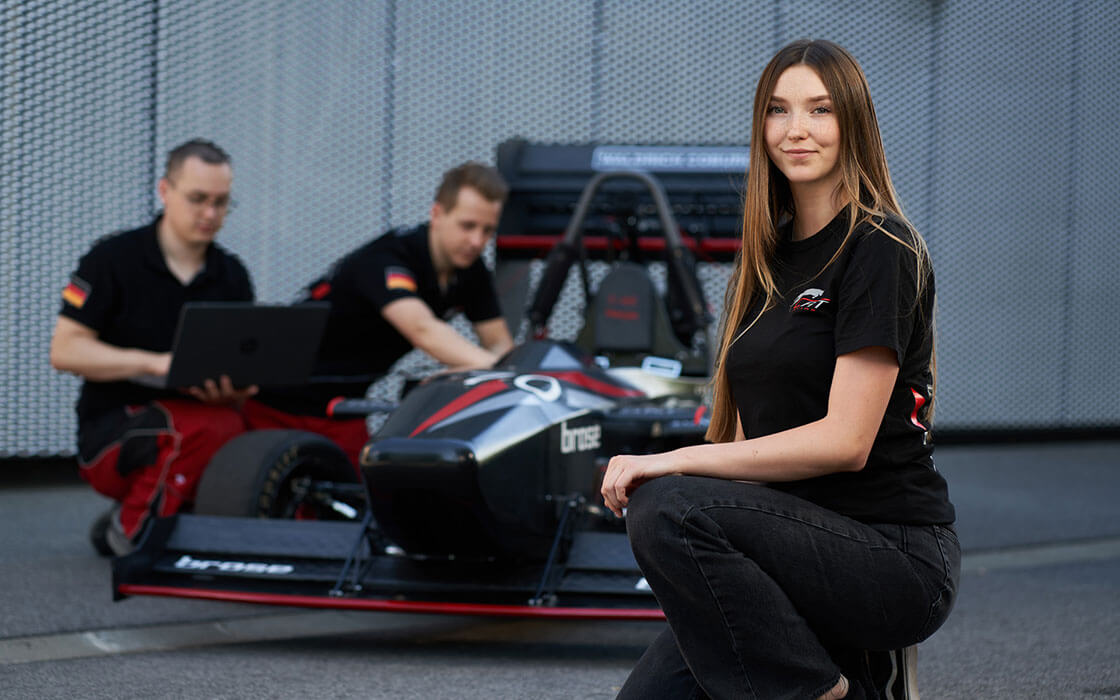 Neue Autos für mehr Klimaschutz: Studierende der Fachrichtung Automobiltechnologie © Eric Cimbal / Hochschule Coburg.