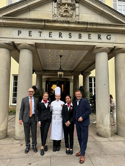 Von links nach rechts: Stefan Klinck (Fachgruppenleiter Gastronomie), Hotelfachfrau Angela Osinkina, Köchin Jolina Ripp, Restaurantfachfrau Almasa Nadya Eluna Putri und Präsident Gereon Haumann © DEHOGA Rheinland-Pfalz