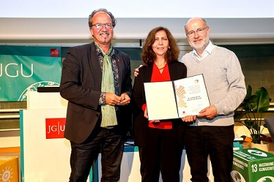 Verleihung des Gutenberg-Zukunfts-Award 2024: JGU-Vizepräsident Prof. Dr. Stephan Jolie (l.) mit Prof. Dr. Harald Lesch und Dr. Cecilia Scorza © Stefan F. Sämmer