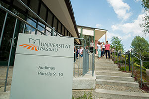 Eingang zum Audimax der Uni Passau © Universität Passau