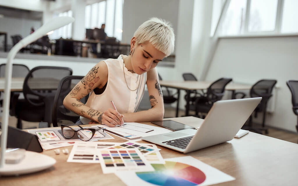 Berufe von a bis z, Mediengestalter*in © Adobe Stock