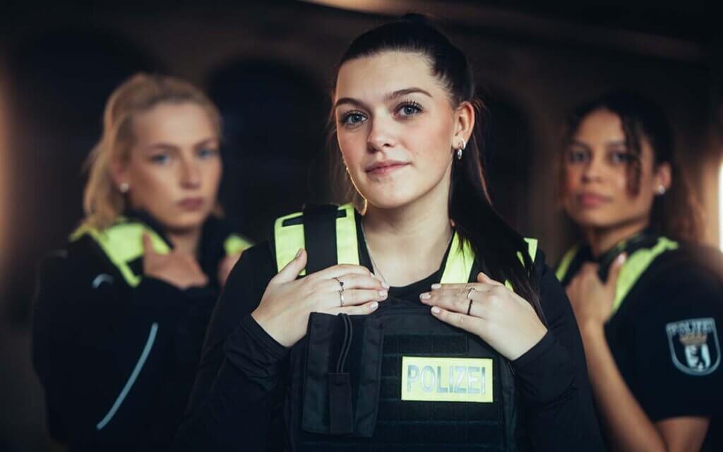Kriminalkommissar*in werden 5 Phiebi Behrend (mitte) absolviert ein duales Studium zur Kriminalkommissarin bei der Berliner Polizei