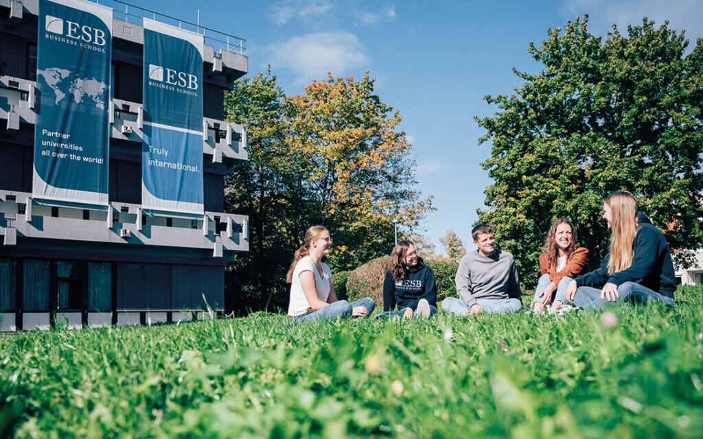 Studierende vor der ESB Business School der Hochschule Reutlingen, Ausbildungsmesse Stuttgart, Messe Award Stuzubi Star