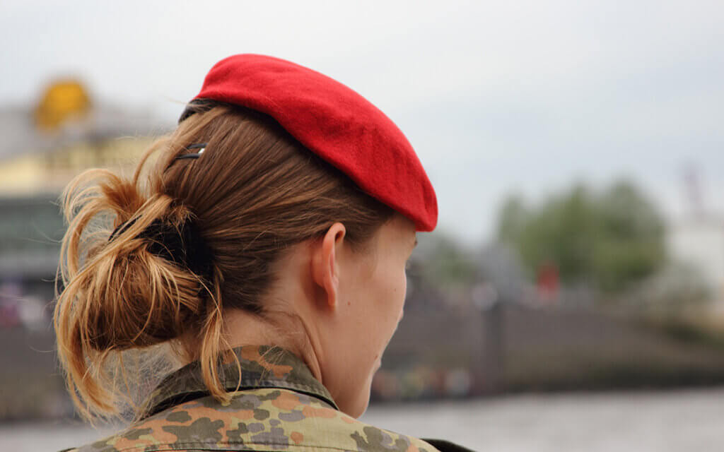 Der neue Bundeswehr Wehrdienst: Pro & Contra 2 Der neue Bundeswehr Wehrdienst, pro und contra, junge Soldatin