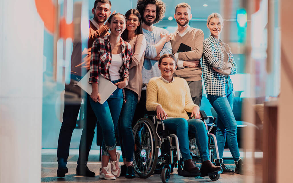magazin recruiting auszubildende mit behinderung 26 06 1120x700 1 Auszubildende mit Behinderung: eine Gruppe junger Mitarbeiter*innen, unter ihnen ein Mädchen im Rollstuhl © Adobe Stock