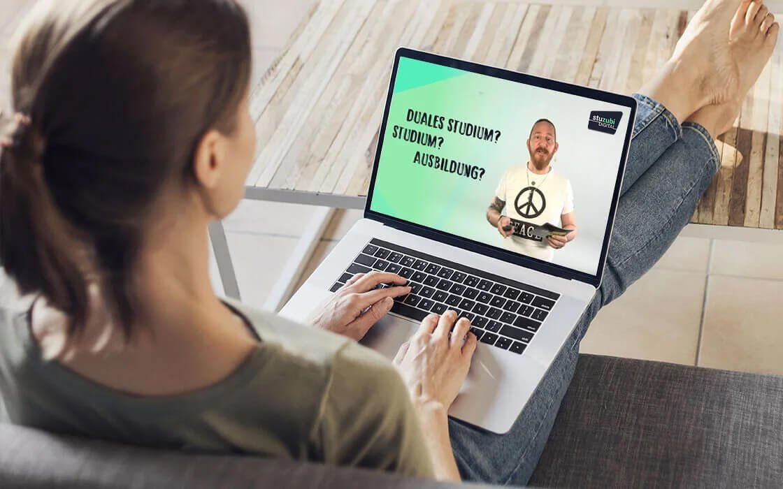 Eine junge Frau beteiligt sich mit Laptop an der Online Messe Stuzubi Digital zur Berufsorientierung