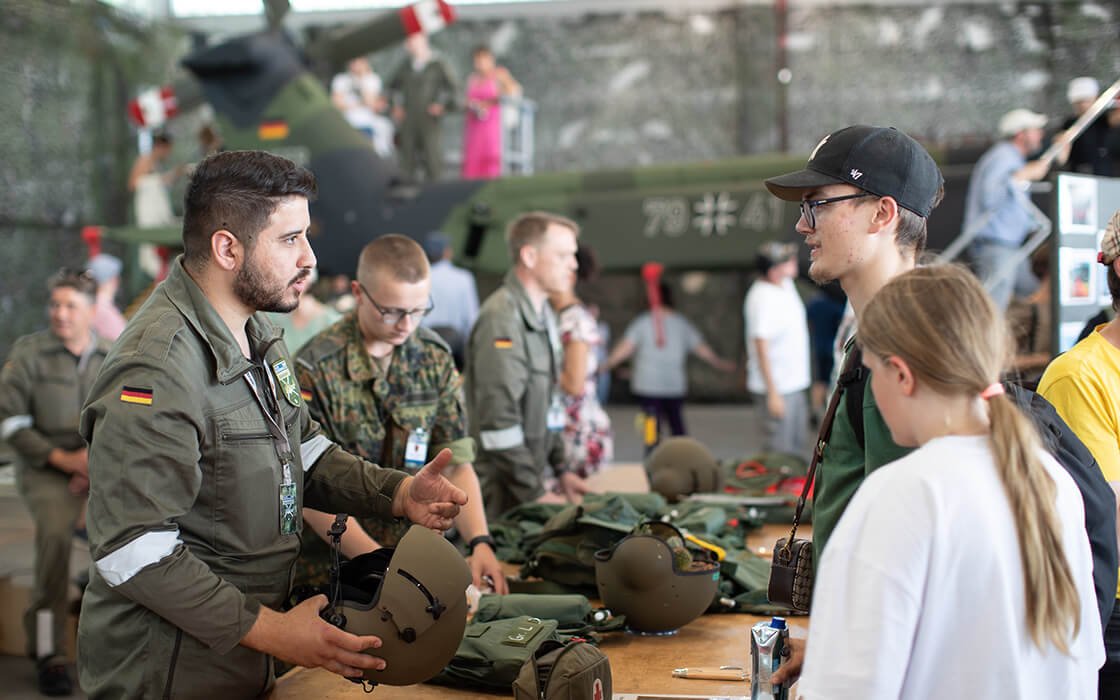 "Ausbildung und Studium bei der Bundeswehr: Junge Leute informieren sich auf einer Veranstaltung bei Soldaten" Ausbildung und Studium bei der Bundeswehr: Junge Leute informieren sich auf einer Veranstaltung bei Soldaten