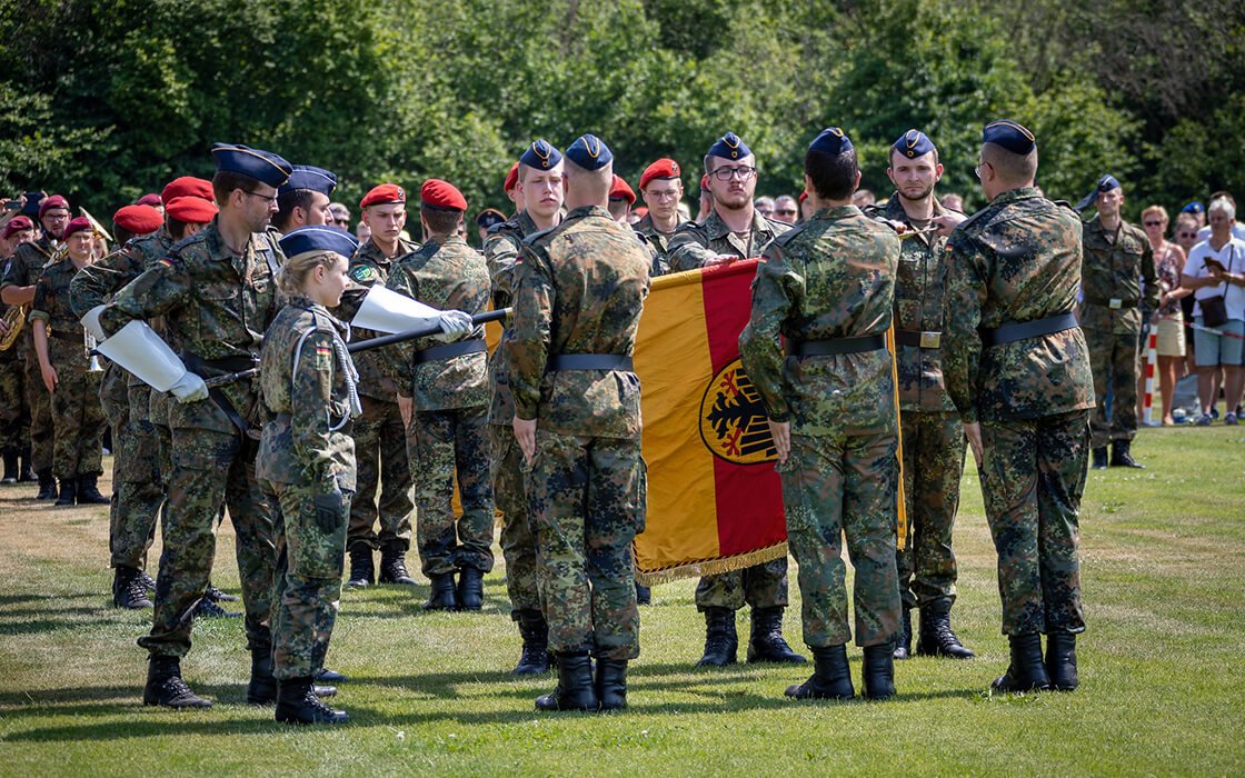 "Der neue Wehrdienst, junge Soldaten auf einer Wiese" Der neue Wehrdienst, junge Soldaten auf einer Wiese
